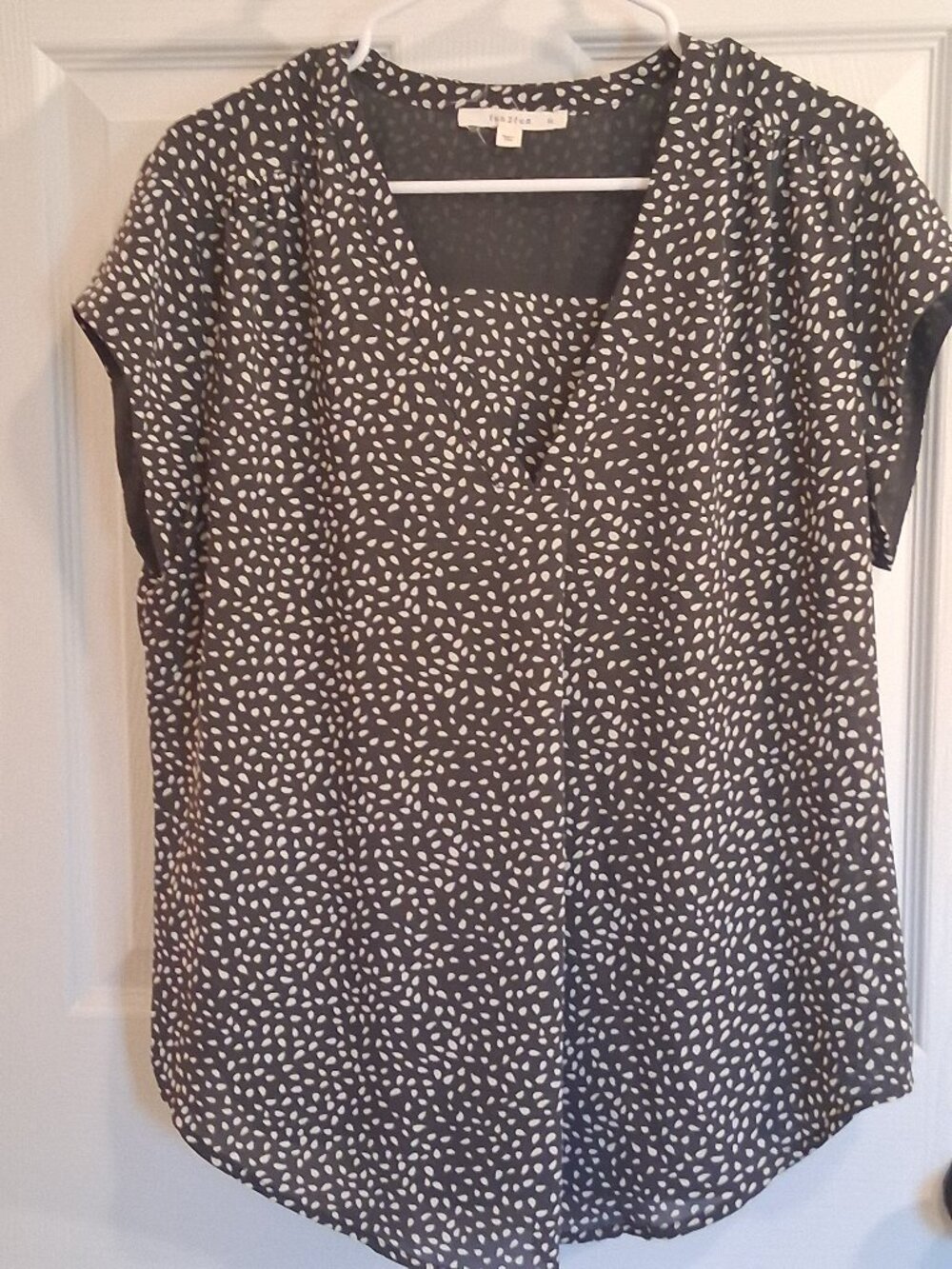 Fun3Fun | Women's Top | Gray White Spotted Short Sleeve, VNeck | Size XL